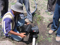 Checking an irrigation filter, Honduras