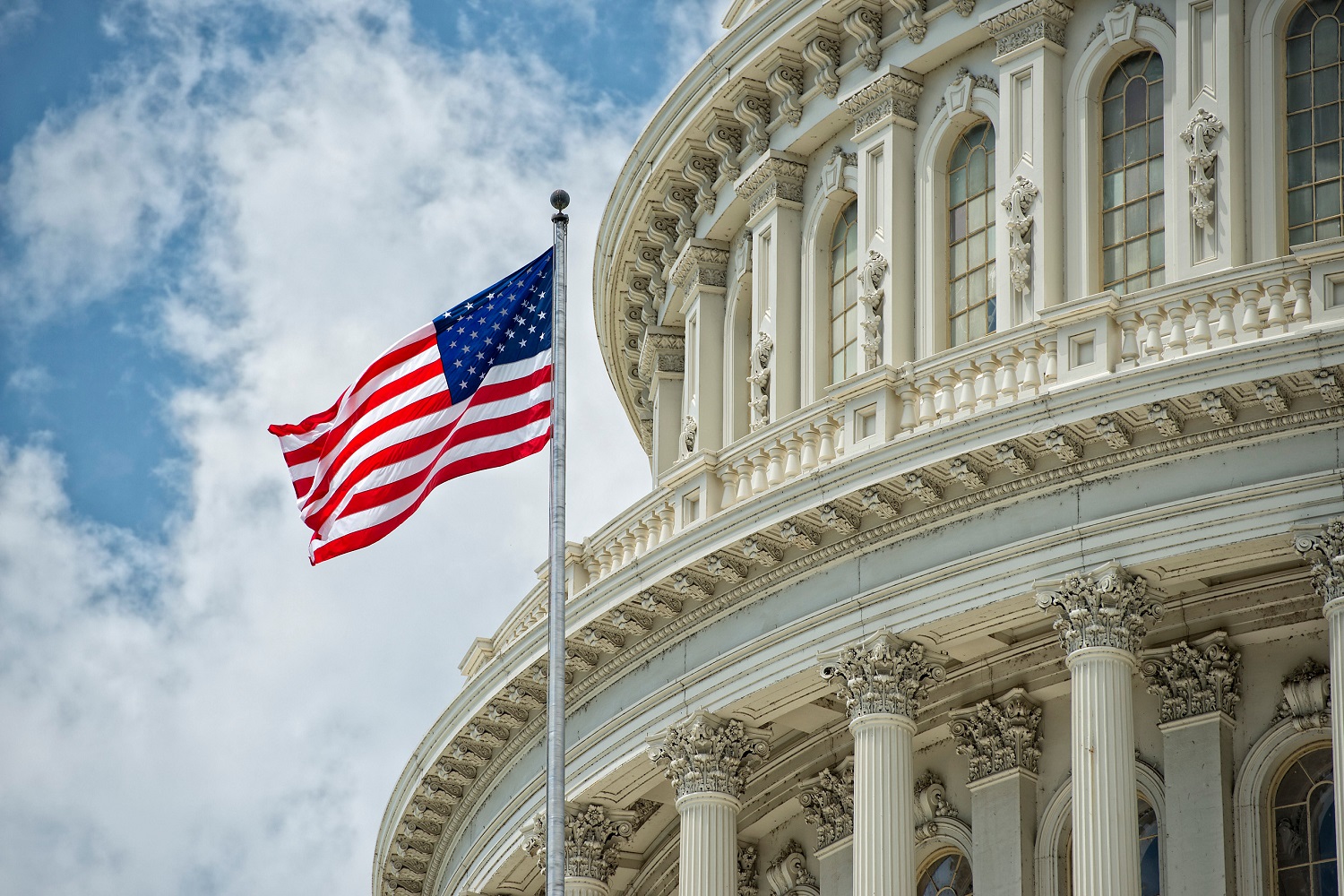 Image of Congress building with flag in front