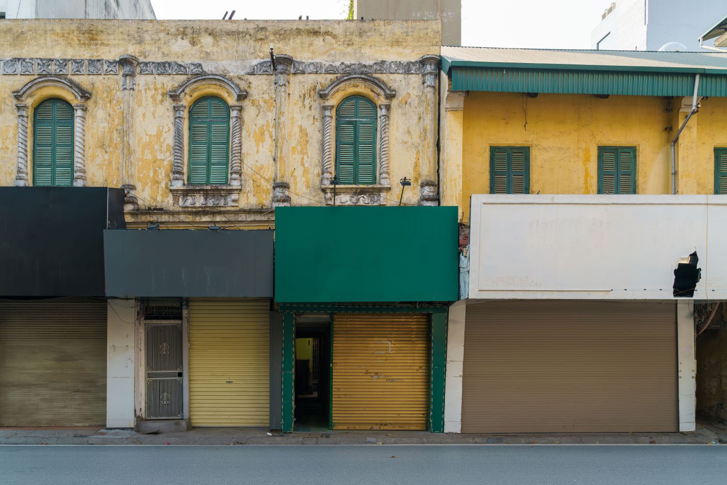 Many clothes shops closed due to the covid-19 coronavirus out break in Hanoi, Vietnam in March 2020