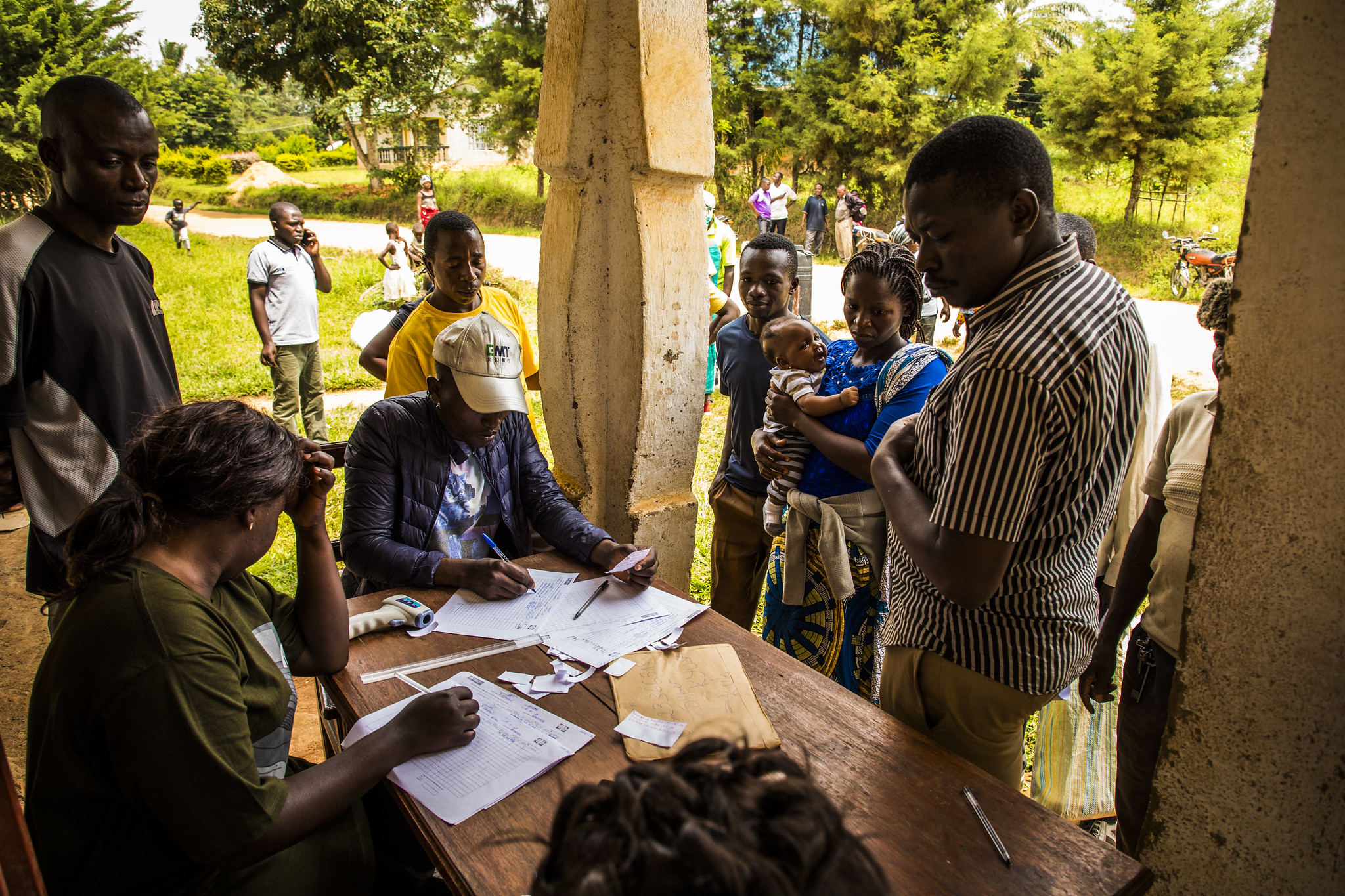 People who have been in touch with someone who has been infected, receive food aid, in order for the humanitarian community to monitor them during 4 weeks.