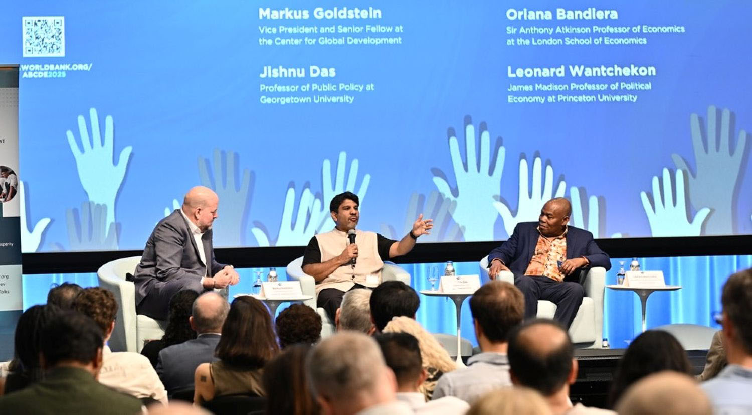 Image of Markus Goldstein chairing a development economics discussion 