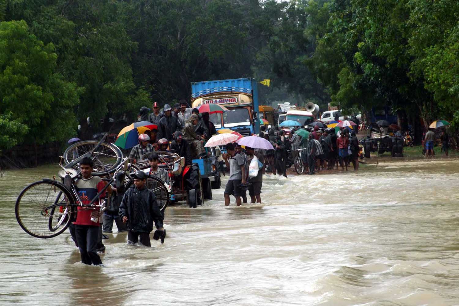 People fleeing flood zone in Sri Lanka