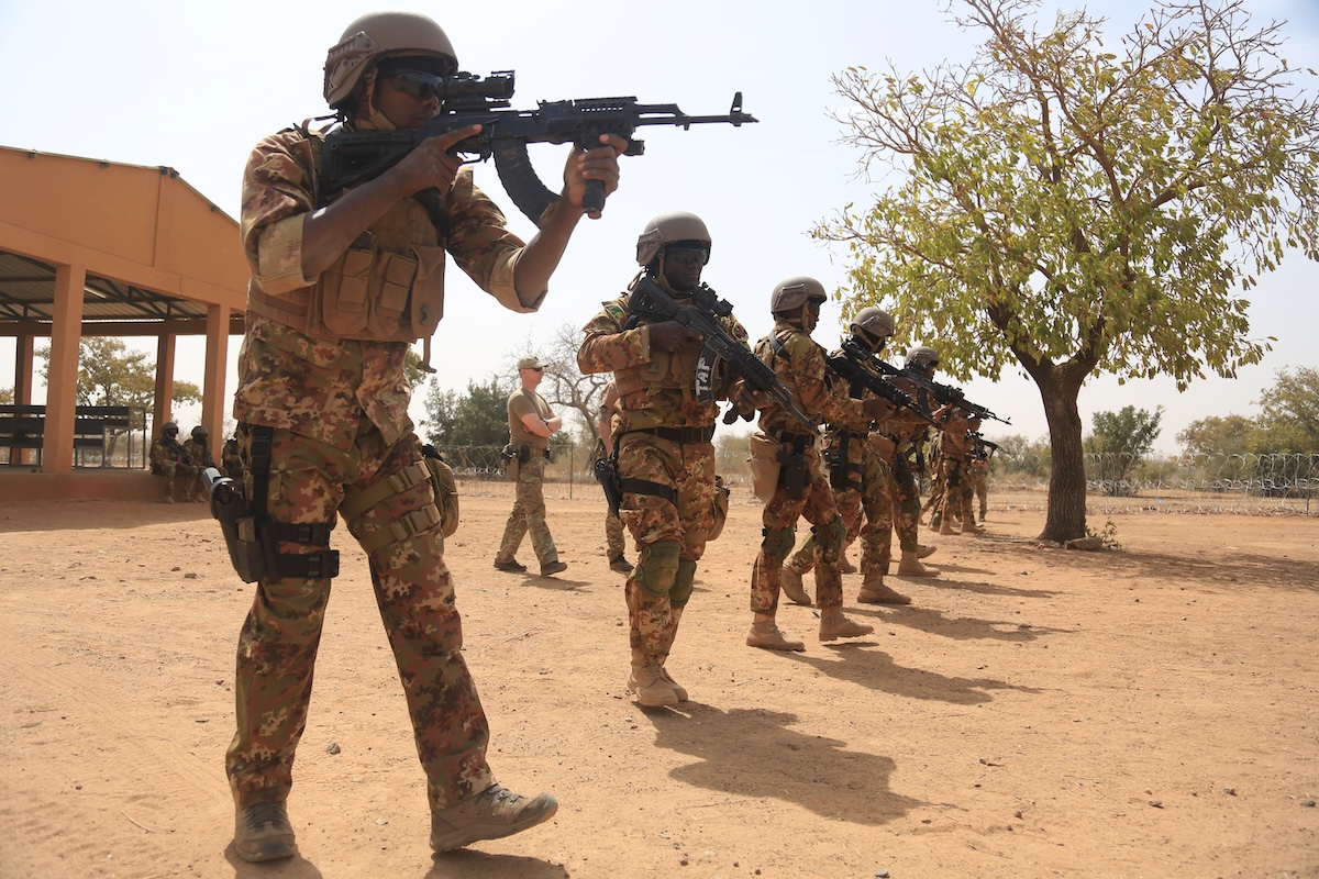 Malian special forces soldiers participate in combat reload drills at Loumbila, Burkina Faso, Feb. 16, 2019