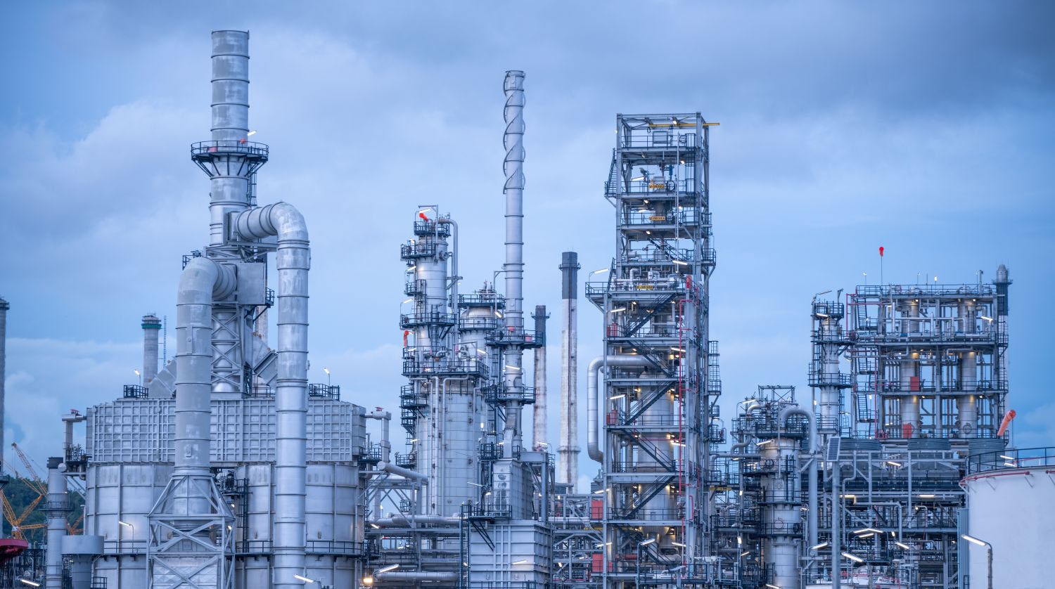 Oil storage tank and pipeline